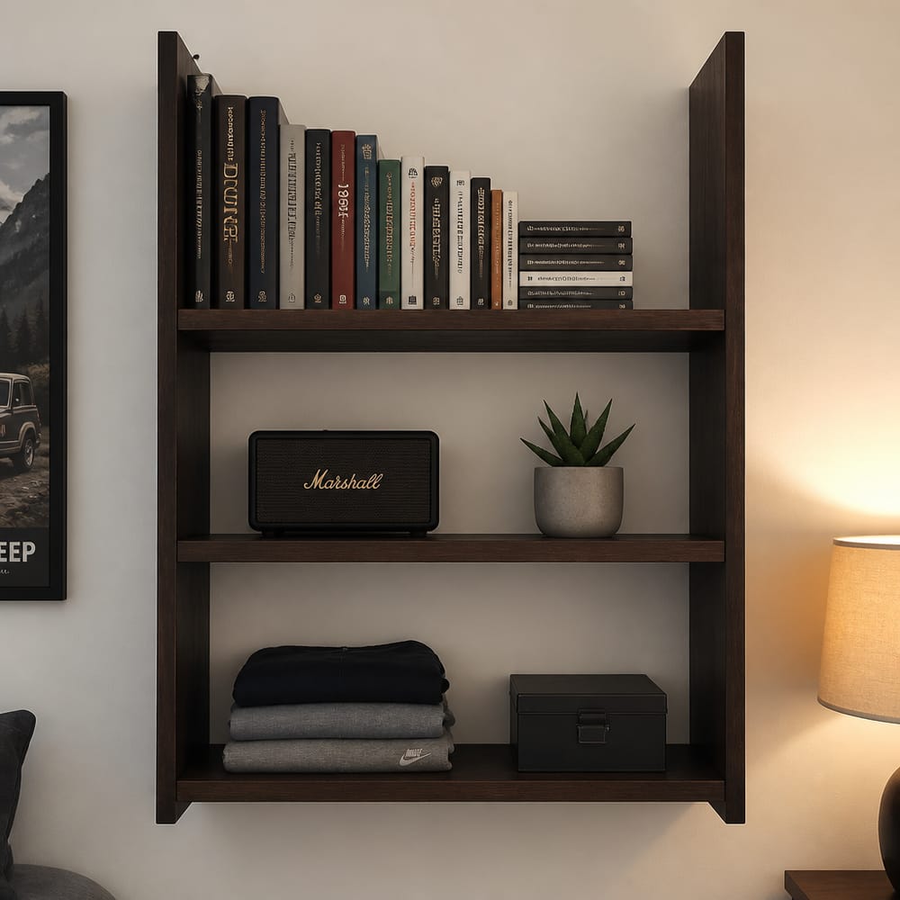 Estante de pared de tres niveles con libros, bocina y planta