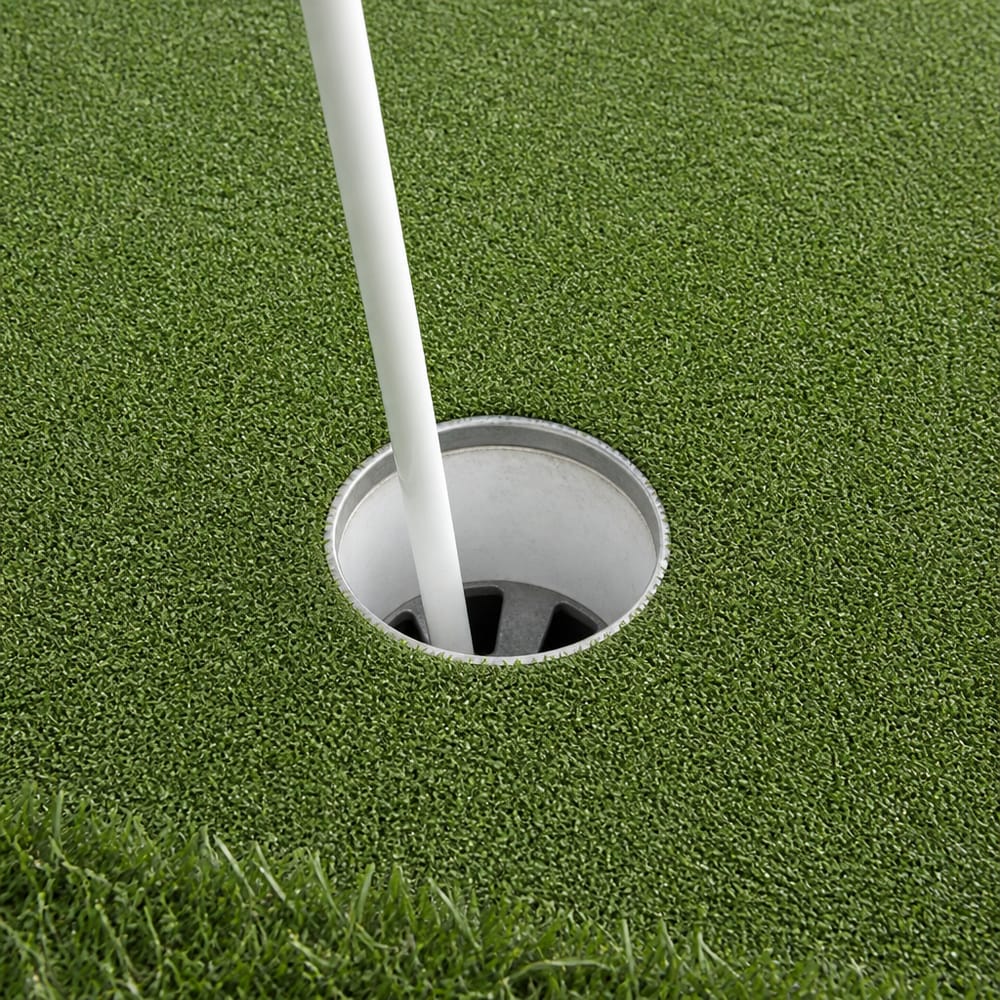 Metalen cup gelijk met kunstgras