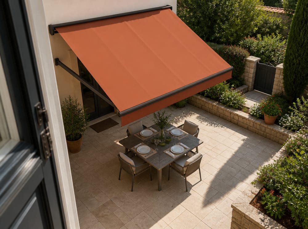 Vista dall’alto di tenda terracotta sopra tavolo da pranzo