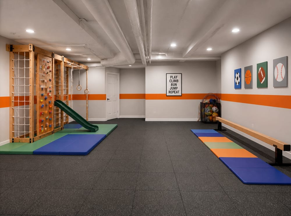 Zona de juego activo con estructura para escalar y piso de goma