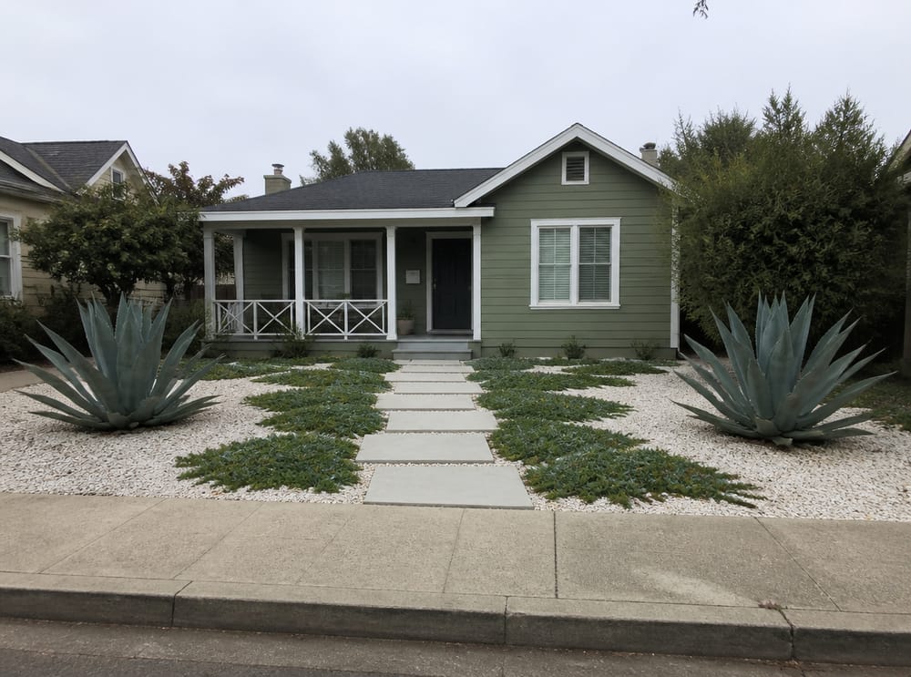 White marble gravel with agave anchors and ice plant