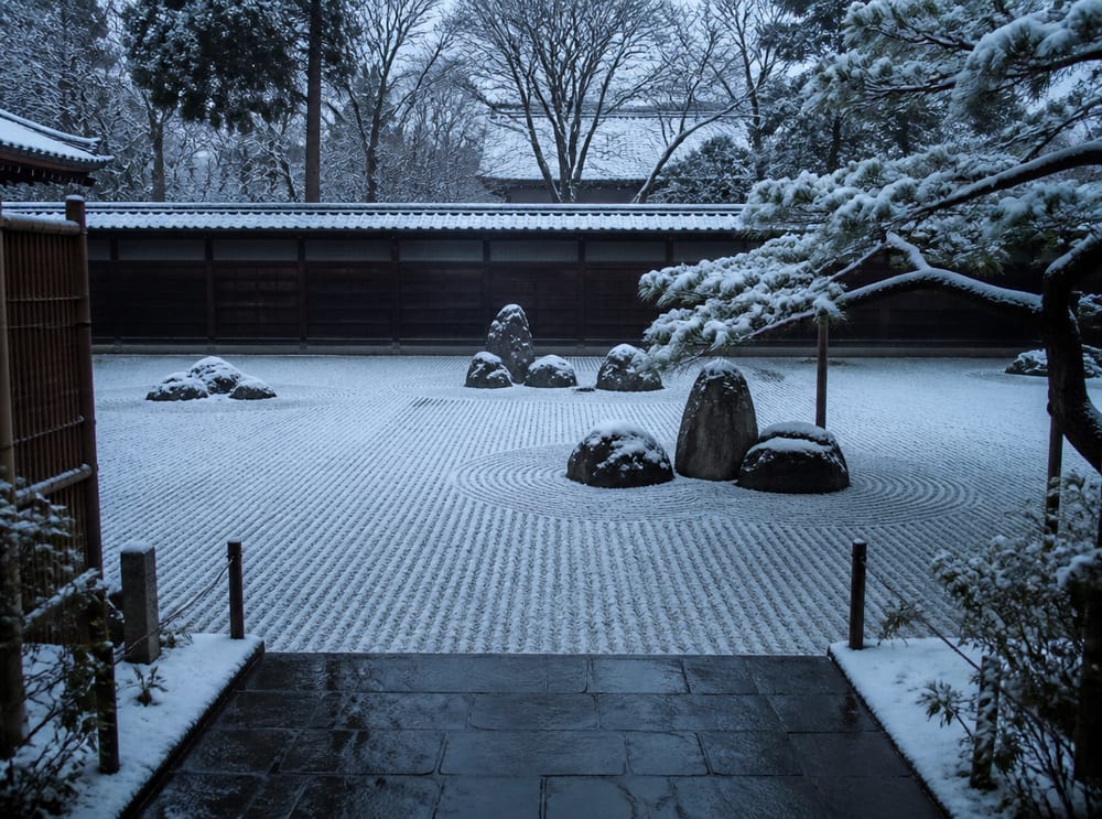 细雪覆盖细砂和石组