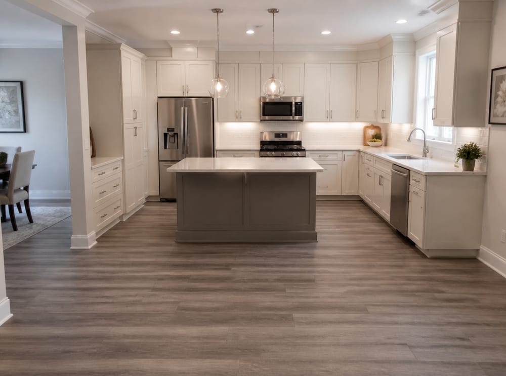 LVP gris imitación madera, cocina con gabinetes transicionales blancos
