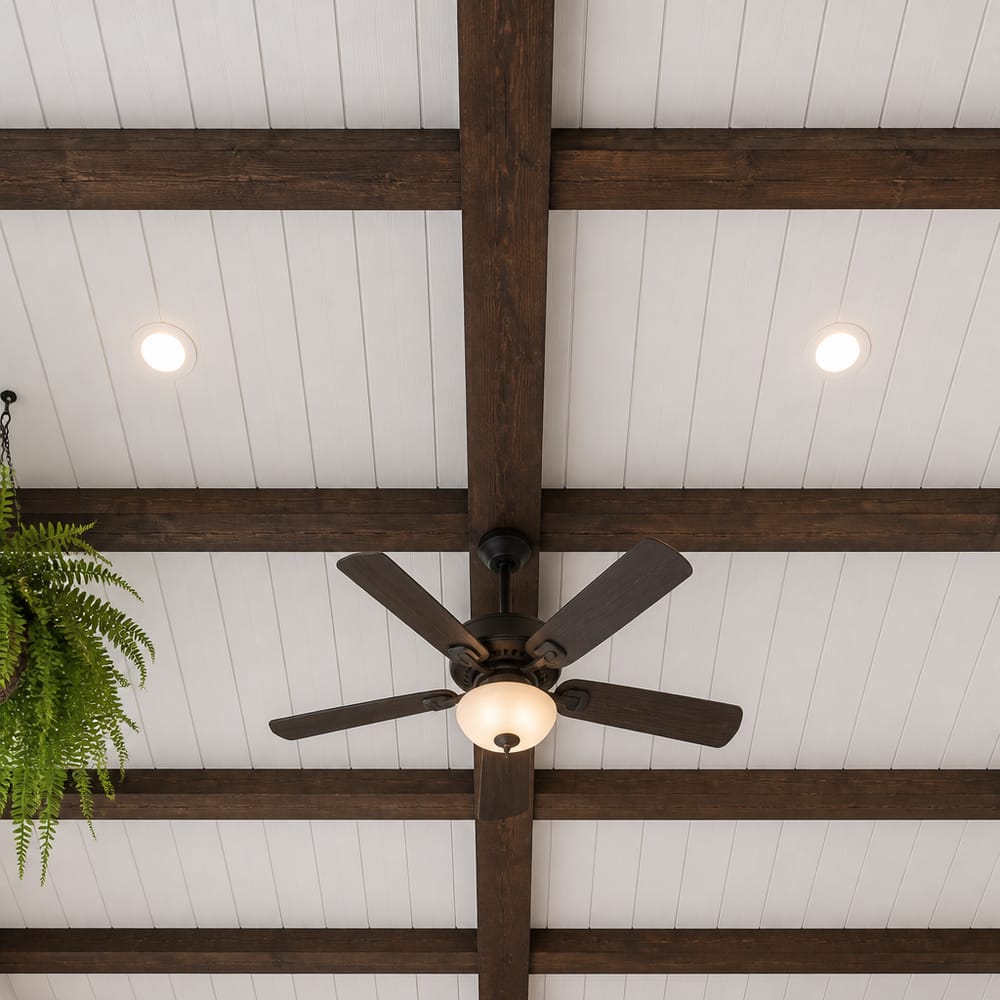 Soffitto con perline, luci ad incasso e ventilatore