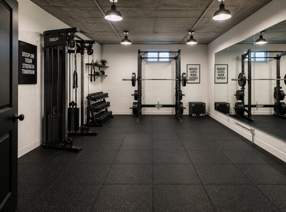 Rack per squat e macchina cavi su pavimento palestra in gomma