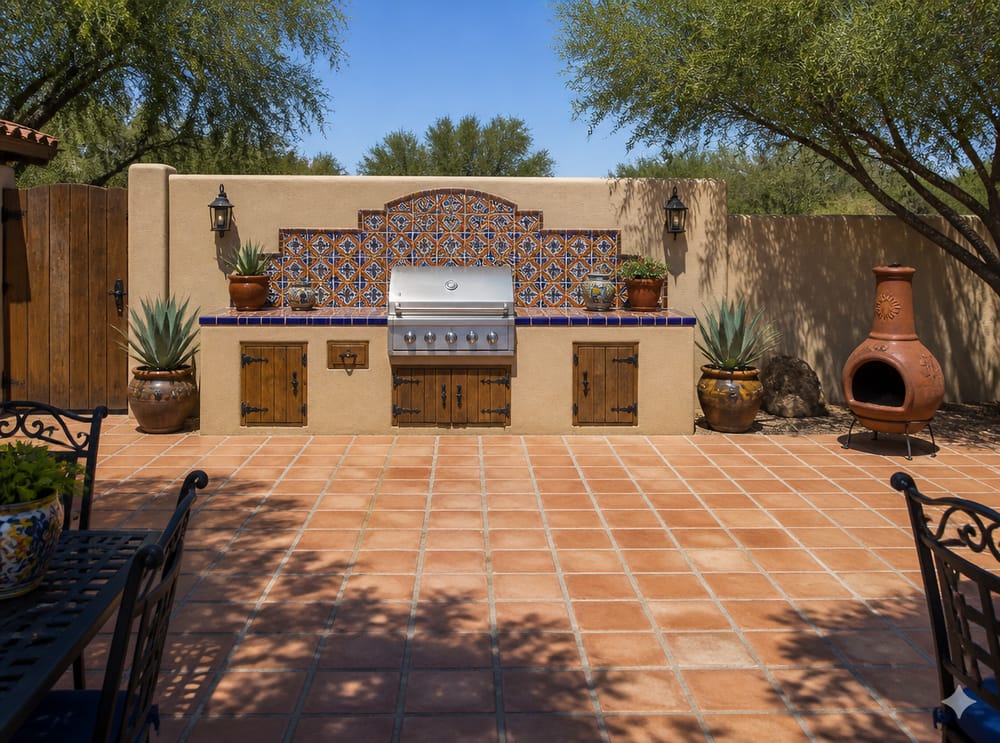 Adobe stucwerkblad met talavera-tegelachterwand