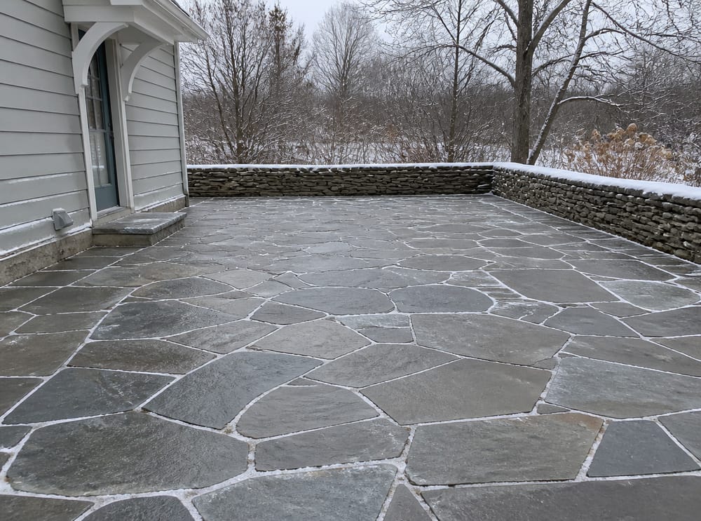 Diseño de patio de piedra azul visible al inicio del invierno
