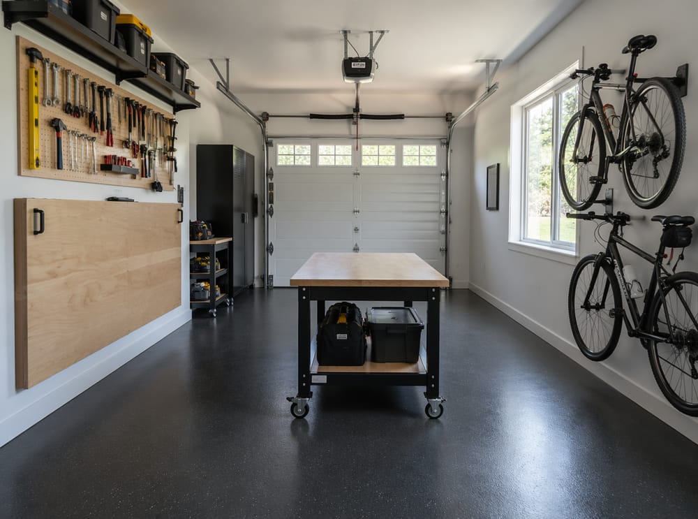 Banco abatible en la pared junto a ganchos para bicicletas