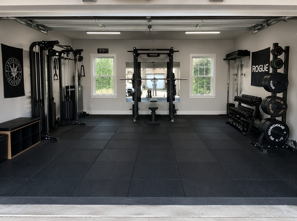 Gimnasio con suelo de goma y rack de sentadillas al fondo