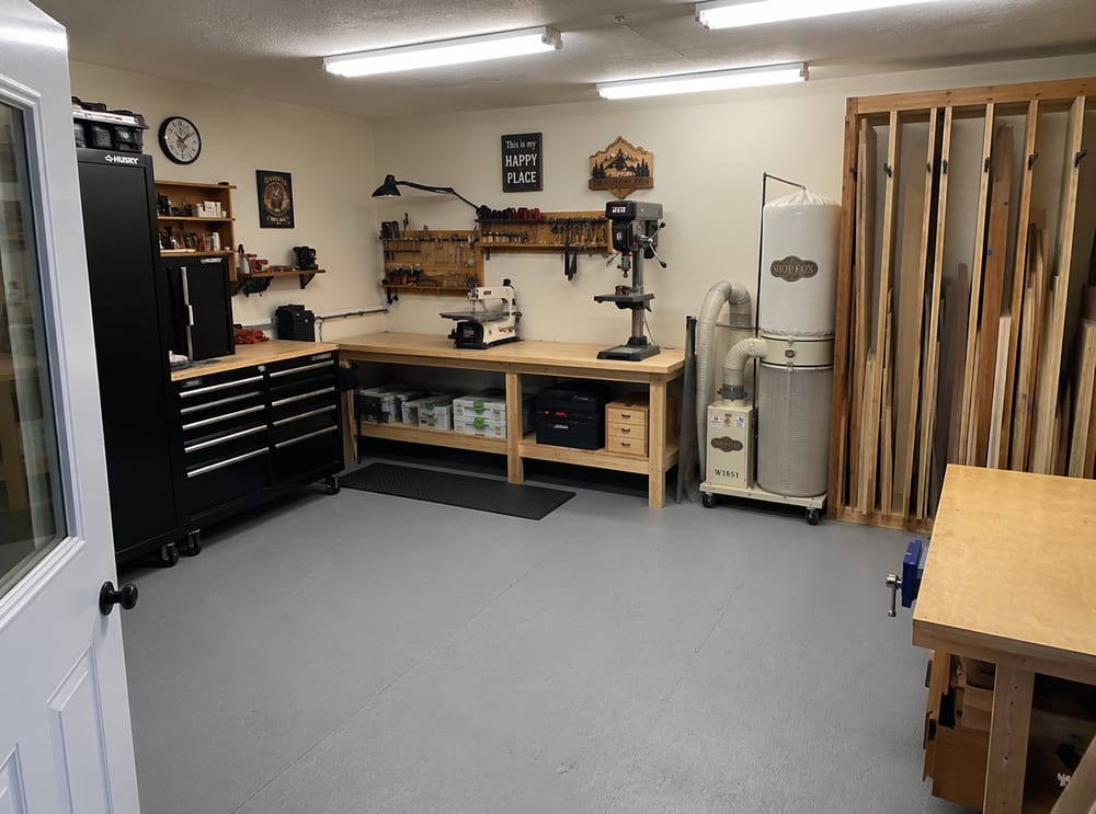 Taller de hobbies con sierra de marquetería y rack para madera
