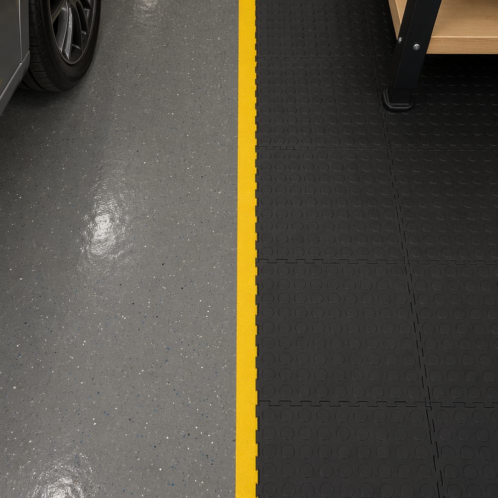 Zonas de suelo de epoxy y baldosas de goma con límite pintado