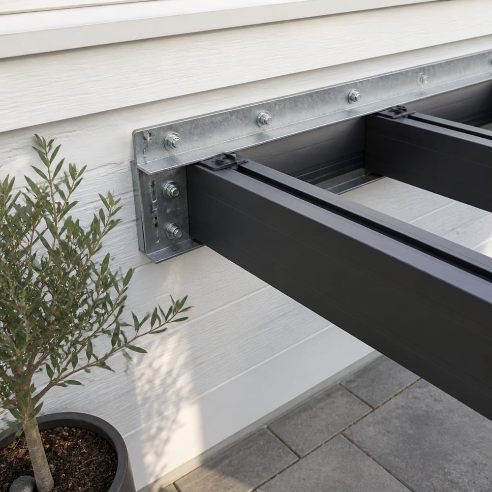 Conexión de pérgola de aluminio fijada al muro de la casa