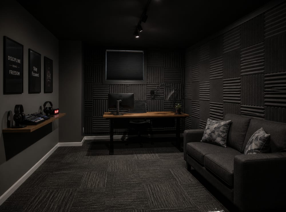Paneles acústicos y escritorio en estudio en sótano