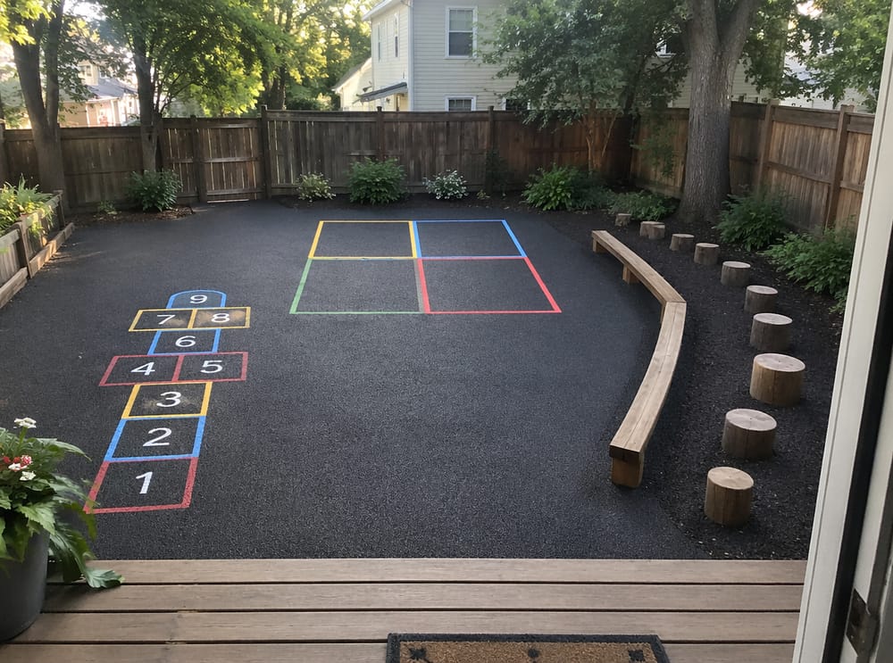 Cancha pintada junto a barra de equilibrio y troncos