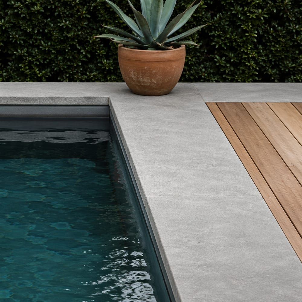 Bordo in cemento spazzolato accostato a decking in legno
