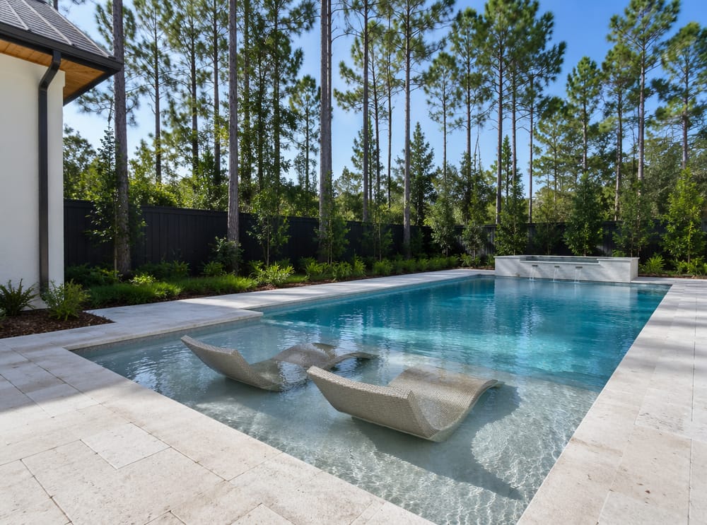 Piscina con ledge prendisole e lettini sommersi