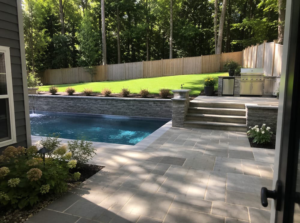 Piscina sulla terrazza inferiore di un giardino in pendenza