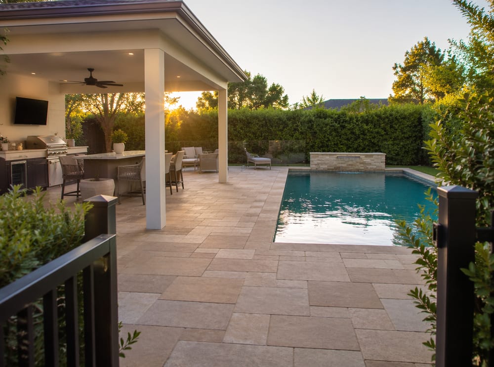 Piscina e cucina esterna su un unico decking continuo
