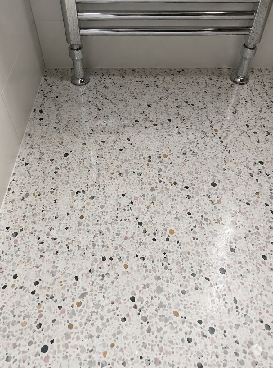 Detalle de terrazo en un suelo pulido
