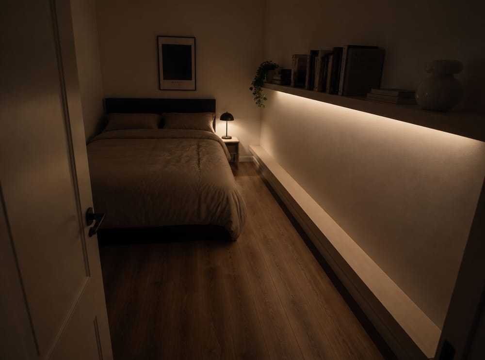 Duvarı aydınlatan raf altı LED şeritleri