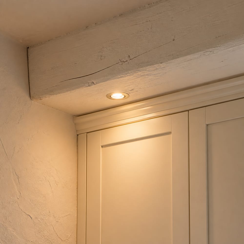 Detalle de viga y sofitos sobre gabinetes superiores shaker