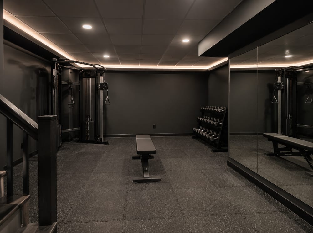 Functional trainer sulla parete sinistra, panca al centro