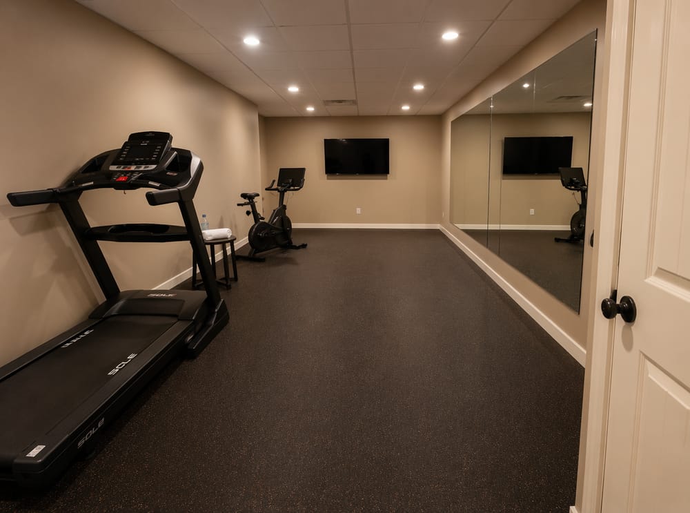 Zona cardio sulla parete sinistra, TV sulla parete in fondo