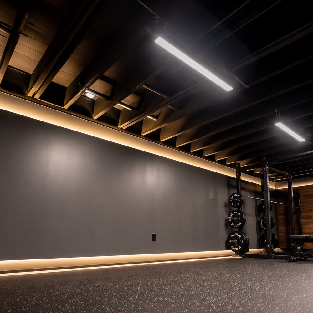 Illuminazione LED stratificata su travi verniciate a vista