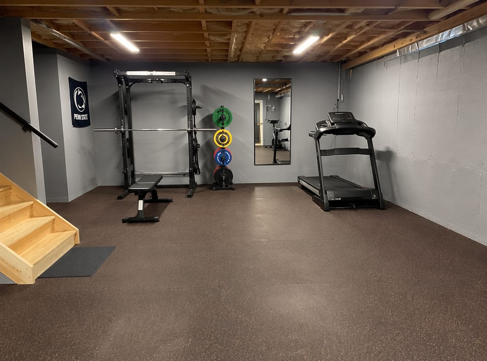 Squat rack a sinistra, tapis roulant a destra, centro aperto