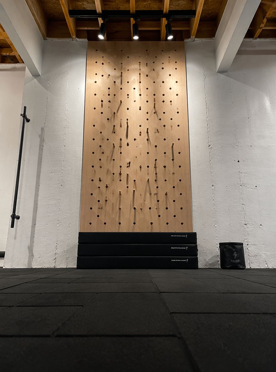 Pegboard da arrampicata montato a parete fino al soffitto