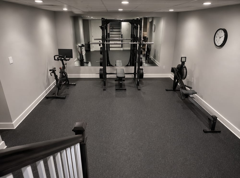 Palestra completa dalla scala, rack centrato tra cardio
