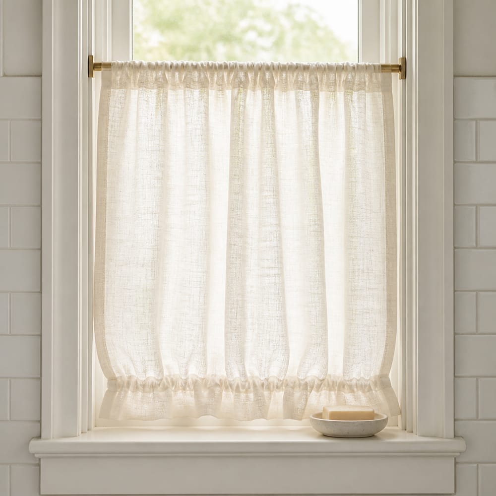 Textura de lino blanco suave en una ventana de baño soleada