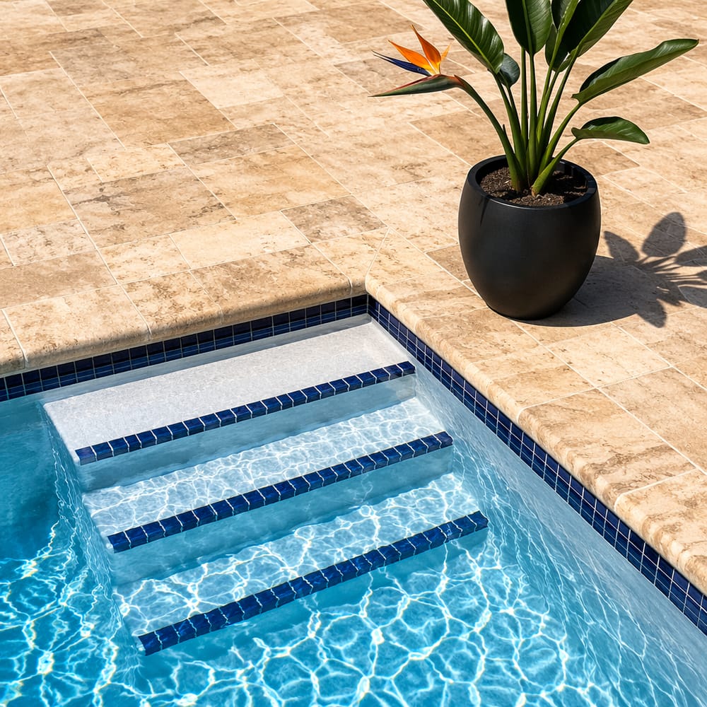 Gradini in mosaico che incontrano il bordo piscina in travertino