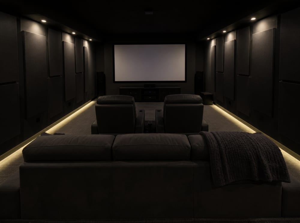 Tiras de acento indirectas en el cine en casa del sótano