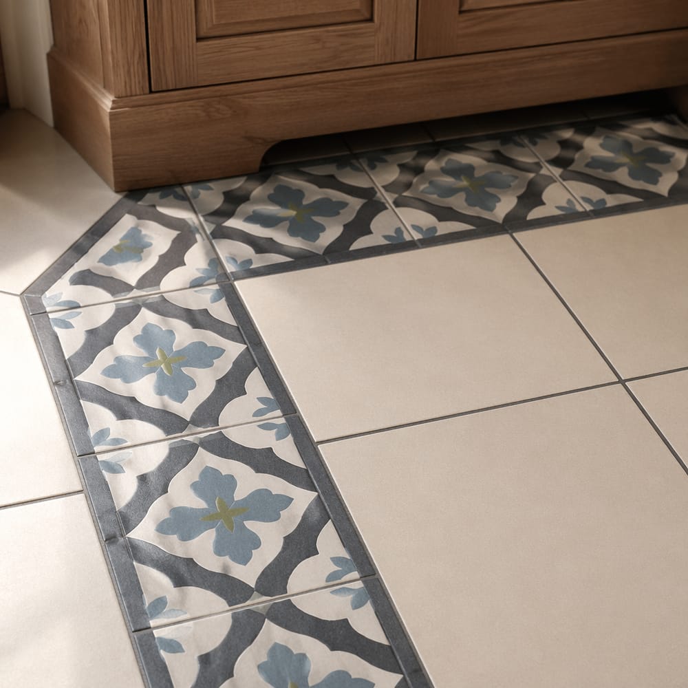 Borde encaústico junto a azulejos crema de porcelanato