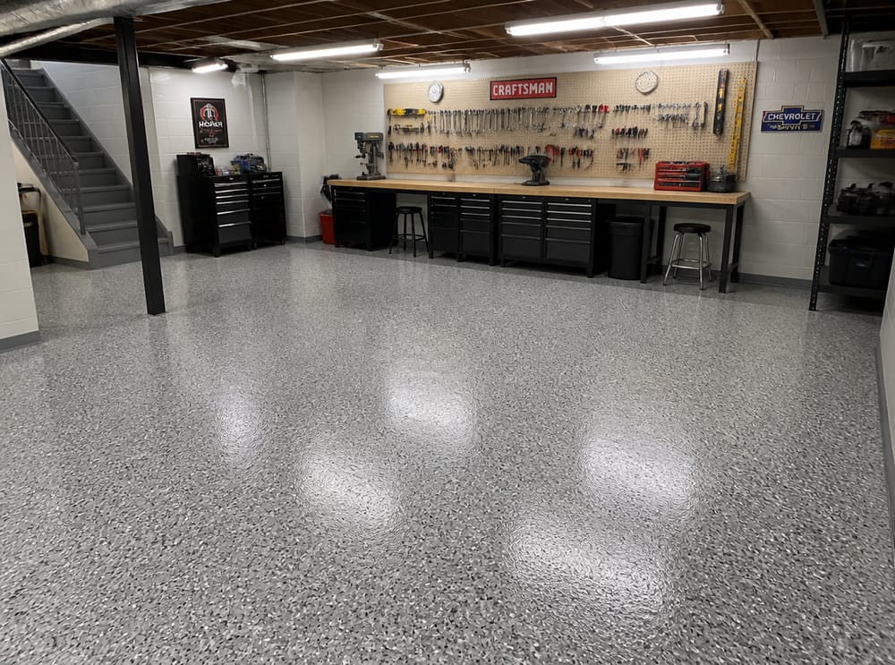 Cemento con finitura epoxy flake nell’area laboratorio in seminterrato