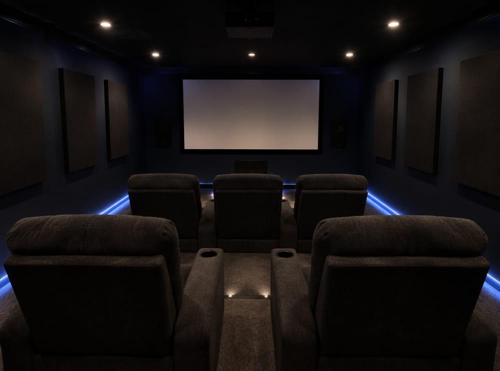 Sala home theater blu scuro con soffitto nero opaco e LED