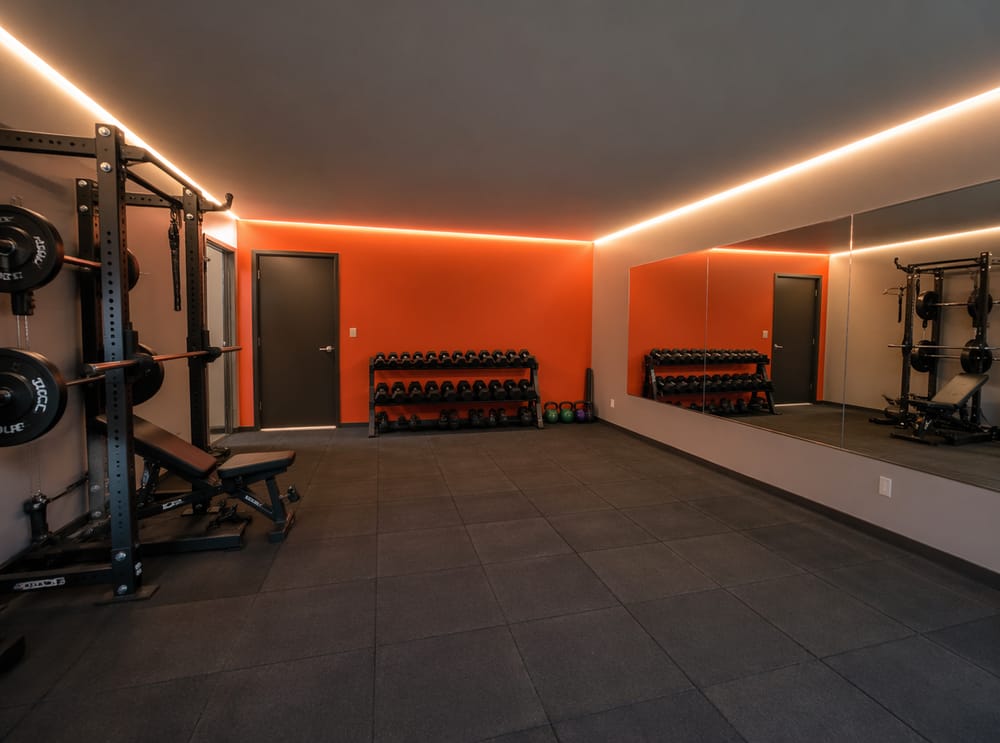 Parete rosso-arancio in palestra con specchio