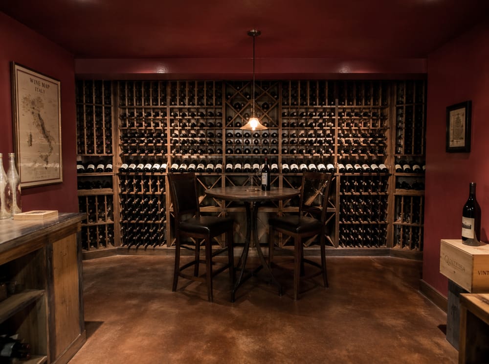 Pareti cantina vino bordeaux con pavimento in cemento trattato