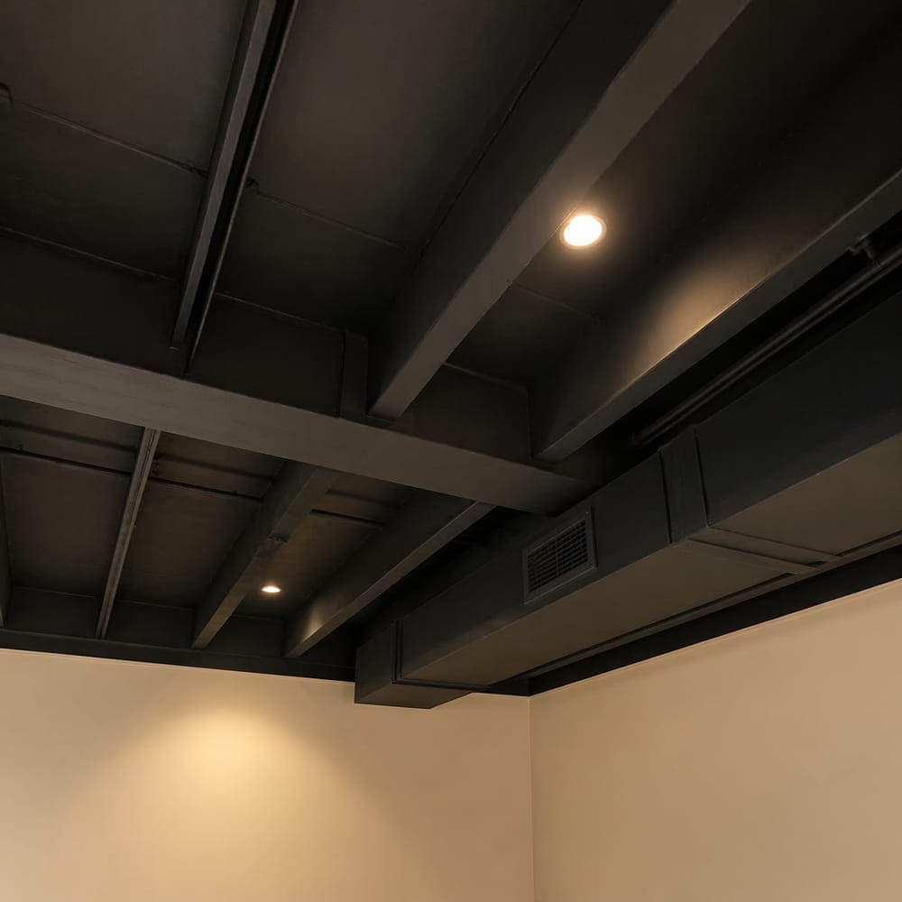 Ductwork nero dipinto su pareti crema