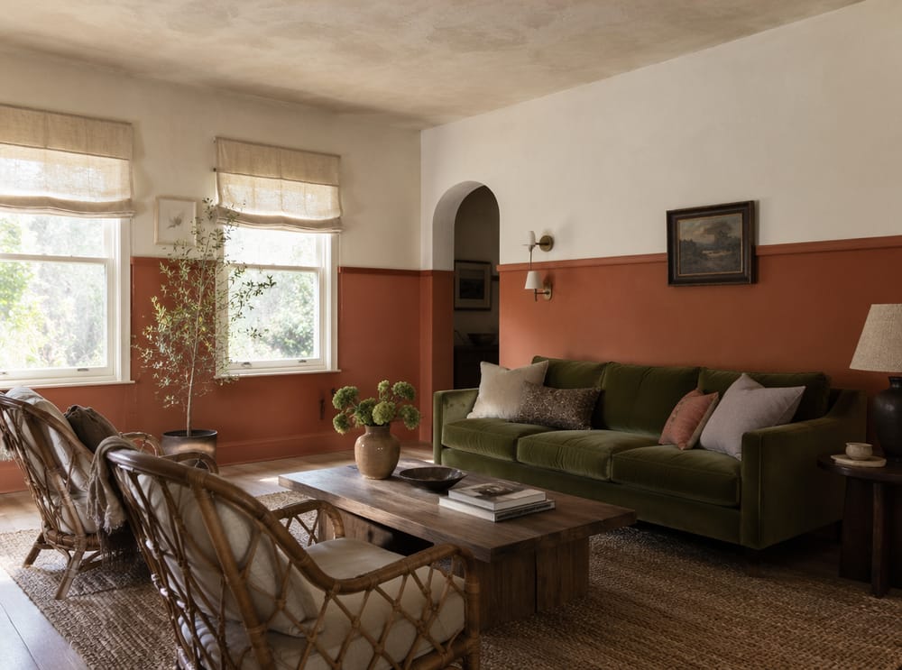 Tratamiento de pared bicolor en terracota y blanco