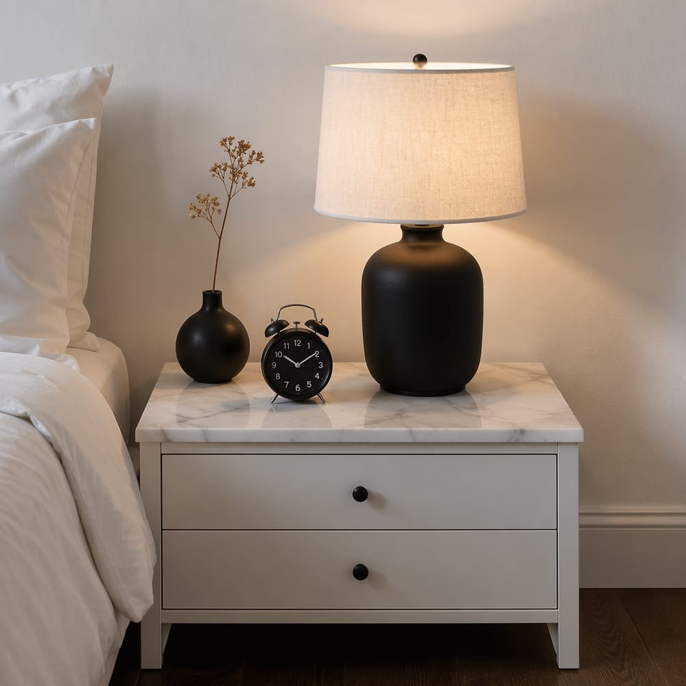 Lampada nera opaca su comodino in marmo bianco