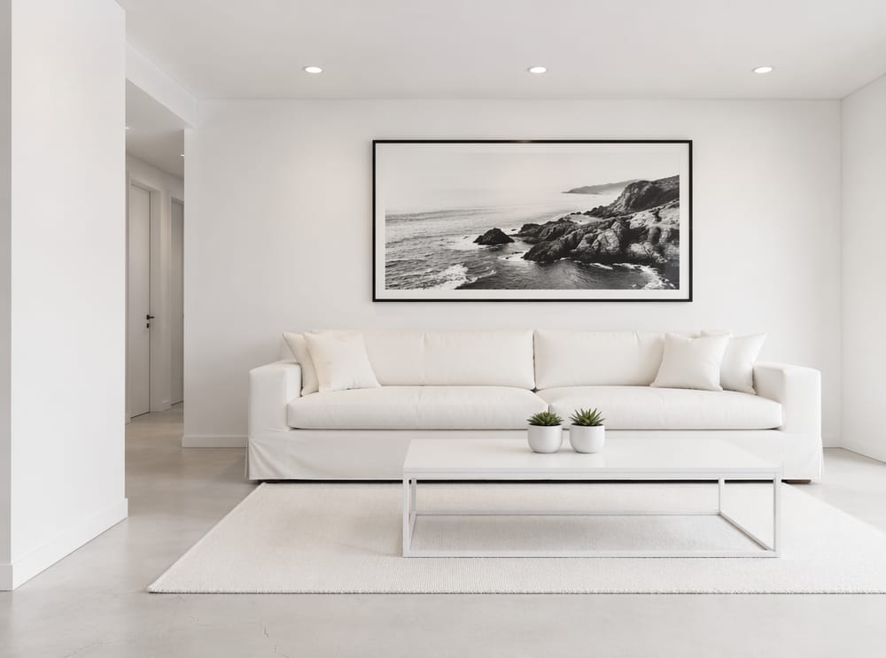 Minimalistisk stil, stort fotografi over sofaen