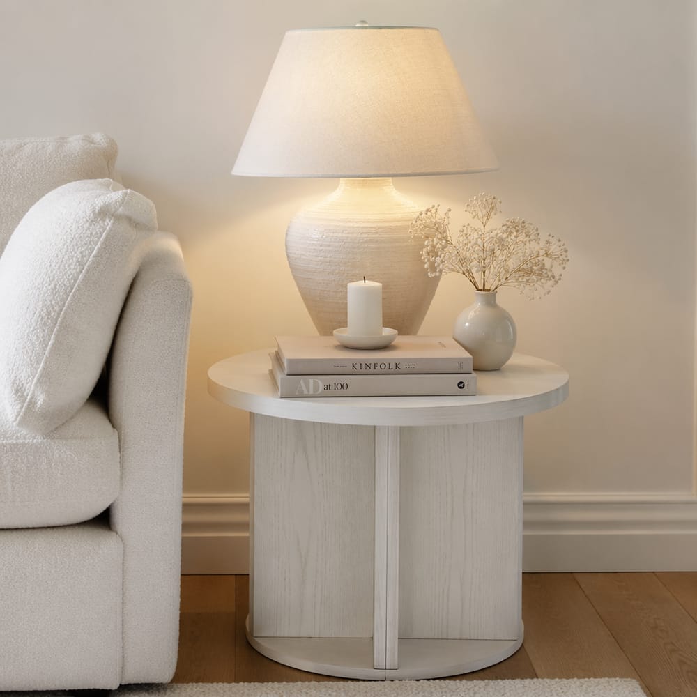 Hjørneoppsats med eikebord, keramisk lampe, tørkede blomster
