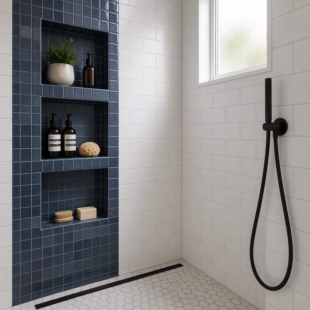 Nichos apilados azul marino en ducha de azulejo blanco tipo metro