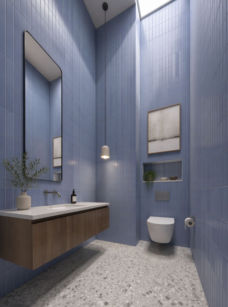 Azulejos verticales azul periwinkle enmarcando paredes de doble altura
