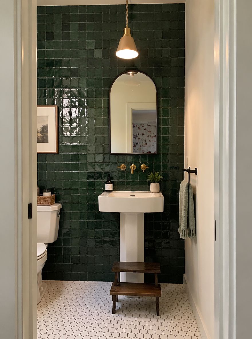 Parete zellige verde intenso dietro lavabo a colonna bianco
