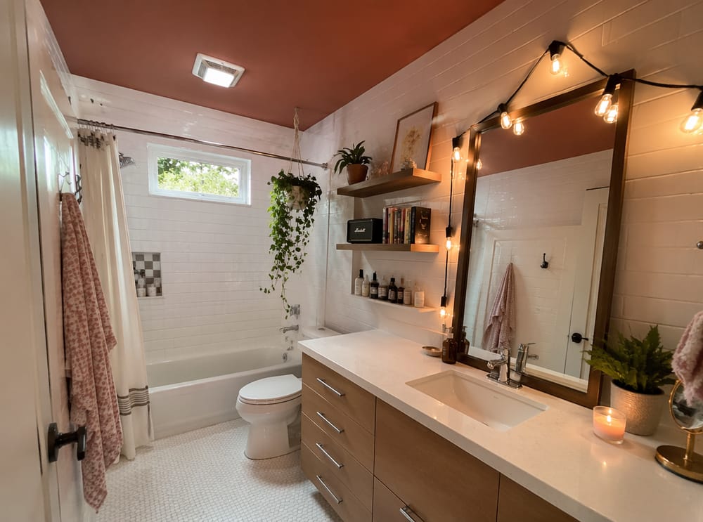 Luci Edison intrecciate sopra specchio da lavabo inclinato