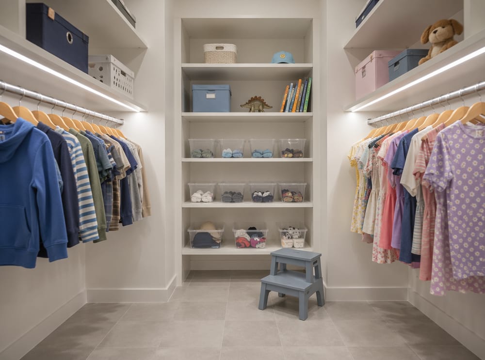 U-muotoinen walk-in-kaappi, jossa LED-hyllyt ja jakkara