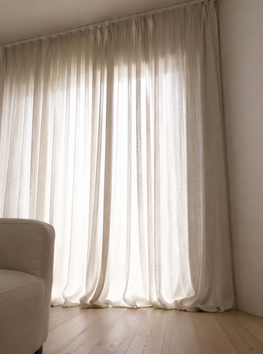 Cortinas de lino de suelo a techo retroiluminadas por la luz natural